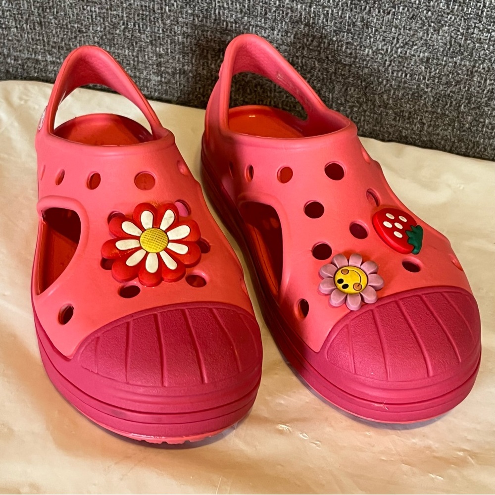 Crocs Kids Bump It Sandals Sz 13 Pink with 3 Charms Slip On Beach Everyday Wear